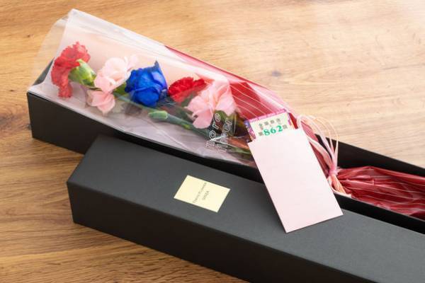 コロナ禍3年目の母の日に心も懐もあたたかくなる？！花束が登場　“母への愛・感謝・夢かなう”の花言葉を持つ花と夢の宝くじがセットになった「おカアね～しょん」 5月6日(金)～8日(日)期間限定販売　サンキュー価格　3,900円(税込)