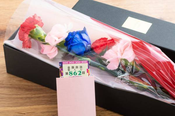 コロナ禍3年目の母の日に心も懐もあたたかくなる？！花束が登場　“母への愛・感謝・夢かなう”の花言葉を持つ花と夢の宝くじがセットになった「おカアね～しょん」 5月6日(金)～8日(日)期間限定販売　サンキュー価格　3,900円(税込)