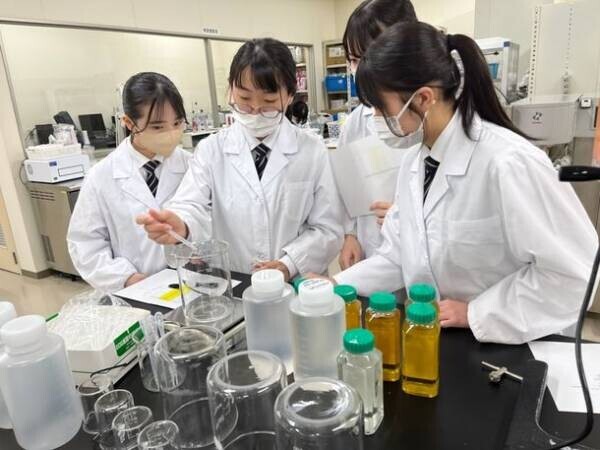 ラサーナが、広島・安田女子高等学校と共同開発する「海藻 バス オイル」のパッケージデザインの一般投票を4月28日に開始