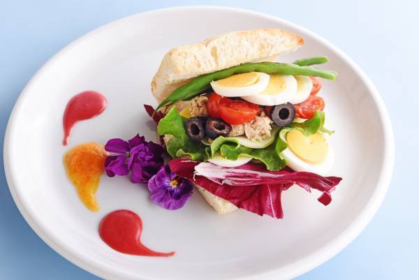 ～ゴールデンウィークのお出かけや母の日のランチに〜フラワーライフスタイルブランド 「FLOWERS BAKE & ICE CREAM」「プラントベースで美味しくヘルシーに」をテーマにした食べられる花と植物肉を組み合わせた、プラントベースフードメニューが新登場！植物肉使用の新メニューの提供、及び自宅で調理できる植物肉の販売を５月１日（日）に店頭で開始