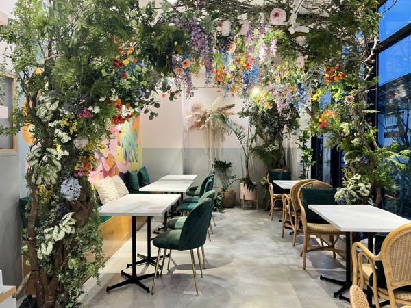 ～ゴールデンウィークのお出かけや母の日のランチに〜フラワーライフスタイルブランド 「FLOWERS BAKE & ICE CREAM」「プラントベースで美味しくヘルシーに」をテーマにした食べられる花と植物肉を組み合わせた、プラントベースフードメニューが新登場！植物肉使用の新メニューの提供、及び自宅で調理できる植物肉の販売を５月１日（日）に店頭で開始