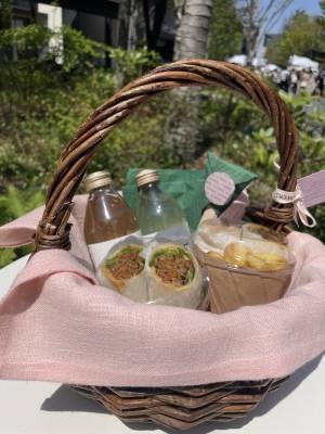 ～ゴールデンウィークのお出かけや母の日のランチに〜フラワーライフスタイルブランド 「FLOWERS BAKE & ICE CREAM」「プラントベースで美味しくヘルシーに」をテーマにした食べられる花と植物肉を組み合わせた、プラントベースフードメニューが新登場！植物肉使用の新メニューの提供、及び自宅で調理できる植物肉の販売を５月１日（日）に店頭で開始