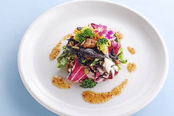 ～ゴールデンウィークのお出かけや母の日のランチに〜フラワーライフスタイルブランド 「FLOWERS BAKE & ICE CREAM」「プラントベースで美味しくヘルシーに」をテーマにした食べられる花と植物肉を組み合わせた、プラントベースフードメニューが新登場！植物肉使用の新メニューの提供、及び自宅で調理できる植物肉の販売を５月１日（日）に店頭で開始