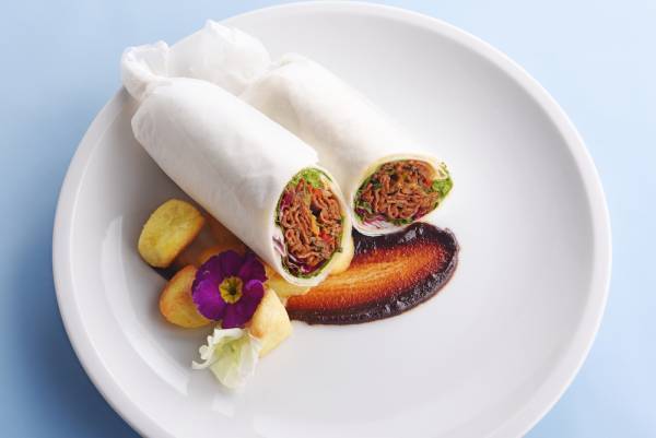 ～ゴールデンウィークのお出かけや母の日のランチに〜フラワーライフスタイルブランド 「FLOWERS BAKE & ICE CREAM」「プラントベースで美味しくヘルシーに」をテーマにした食べられる花と植物肉を組み合わせた、プラントベースフードメニューが新登場！植物肉使用の新メニューの提供、及び自宅で調理できる植物肉の販売を５月１日（日）に店頭で開始