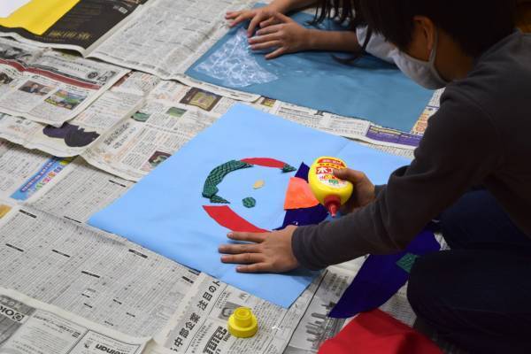 東北新社・UNIVERSITY of CREATIVITY・TBS赤坂の子どもたちと旗づくりを通して平和を考える「Akasaka PEACE FLAG プロジェクト」第１弾イベントを５月３日（火・祝）〜５日（木・祝）赤坂サカスで開催