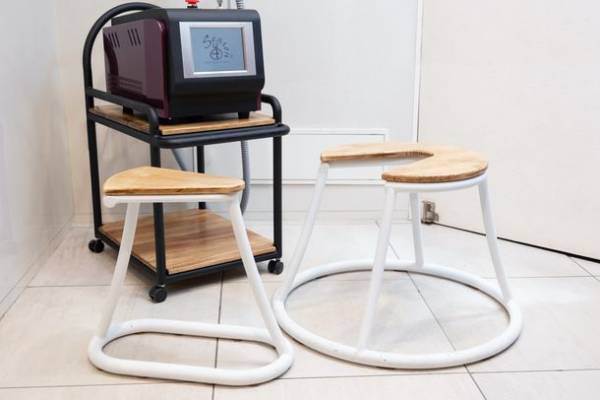 サロン向けにセルフ脱毛専用のチェアとワゴンが登場！片側に体重をかけて座ってもぐらつかない「チェア」と機器を安全に設置できる「ワゴン」発売