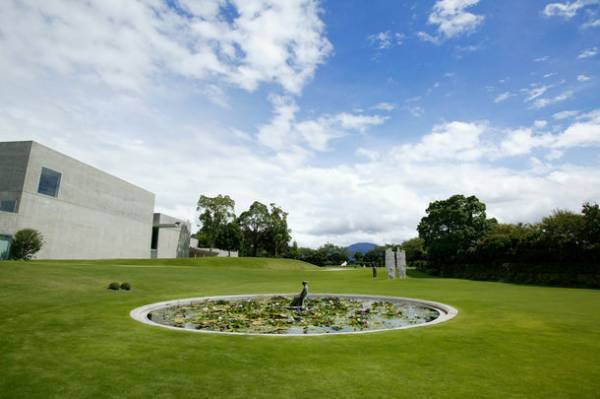 ヴァンジ彫刻庭園美術館が彫刻作品と建物や設備の修復費、庭園の維持費を募るクラウドファンディングを実施