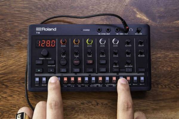 本格的なエレクトロニック・ミュージックを気軽に楽しめる小型電子楽器『AIRA Compact』の3機種を発売