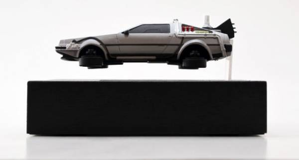 フローティングモデル／バック・トゥ・ザ・フューチャーPartII デロリアン・タイムマシーンのフィギュアが8月に発売予定