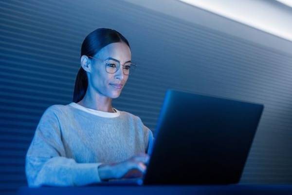 ツァイス　次世代調光レンズを新発売　従来品よりも退色スピードアップ、さらにブルーライトとUVから同時に目を保護「ツァイス フォトフュージョン X(エックス)」