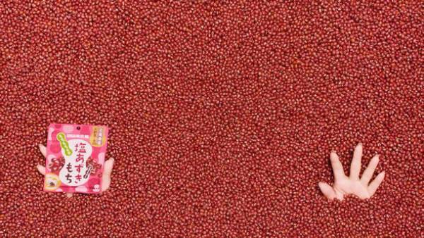 UHA味覚糖『塩あずきもち』新CM　美容男子Mattさんが、あずきまみれに！合成なし！リアルにハマって演技に挑戦！