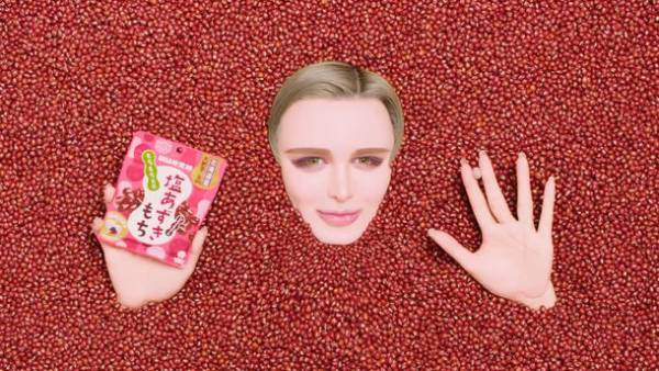 UHA味覚糖『塩あずきもち』新CM　美容男子Mattさんが、あずきまみれに！合成なし！リアルにハマって演技に挑戦！