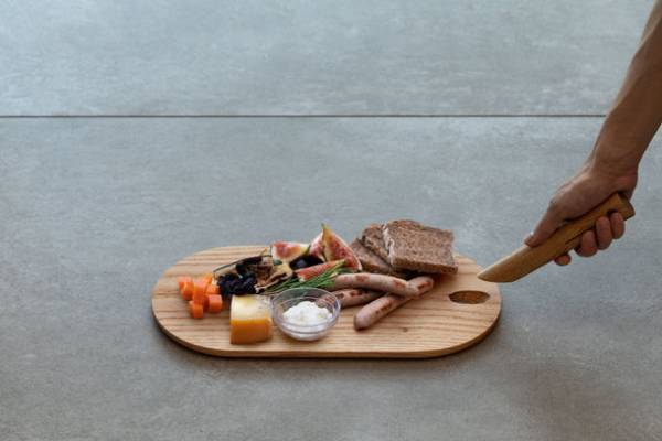 家と外で美しく機能的なアウトドアブランド「IKIKI」　着脱可能なハンドル構造で使いやすく、料理をおいしく演出する「IKIKIカッティングボード」を発売