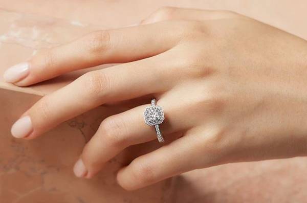 ～ ダイヤモンドの絢爛な輝きに魅せられる・プレミオンシリーズ～婚約指輪『ロゼッタネビュラ』『キグナス』が登場2022年5月20日（金）発売