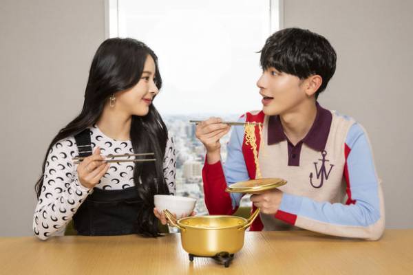 Qoo10 Presents「ドラマ観ながら、なに食べよ？」#2 キムチラーメン　よしミチ姉弟も箸が止まらない！「おいし～！！旨味がすごいっ！」一緒に食べる“キムチラーメン”が恋を加速させる？！