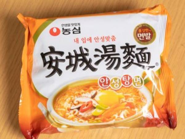 Qoo10 Presents「ドラマ観ながら、なに食べよ？」#2 キムチラーメン　よしミチ姉弟も箸が止まらない！「おいし～！！旨味がすごいっ！」一緒に食べる“キムチラーメン”が恋を加速させる？！