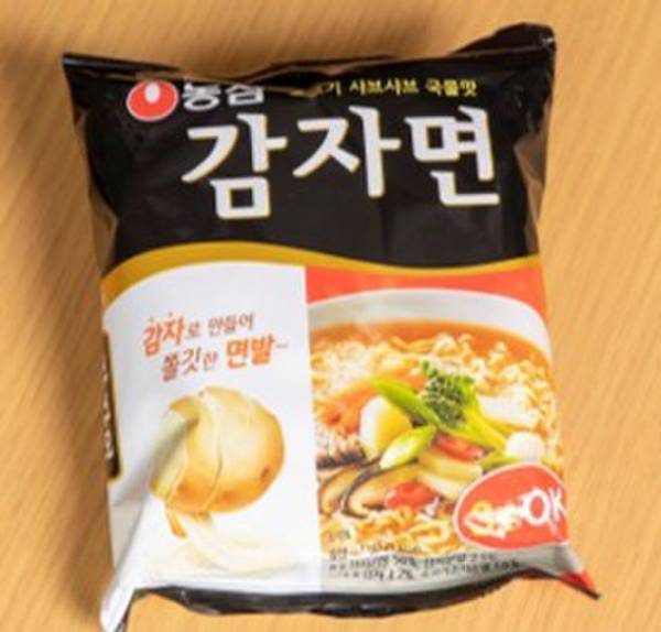 Qoo10 Presents「ドラマ観ながら、なに食べよ？」#2 キムチラーメン　よしミチ姉弟も箸が止まらない！「おいし～！！旨味がすごいっ！」一緒に食べる“キムチラーメン”が恋を加速させる？！