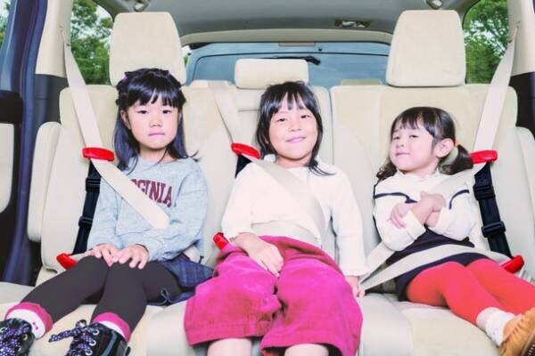 もう重いチャイルドシートは必要なし！ポケットサイズの子ども用携帯シートベルト「スマートキッズベルト」が子育てタクシーに導入開始！