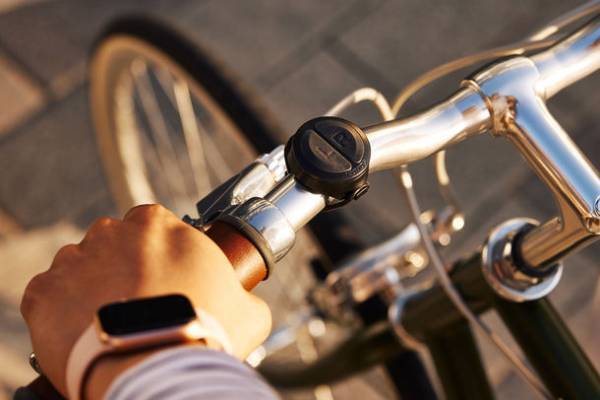 暗い夜道でも安全でストレスフリー、LEDライトを搭載した自転車用ヘルメット　LUMOS Ultraの人気カラー「Deep Blue Mix」を5月31日再入荷