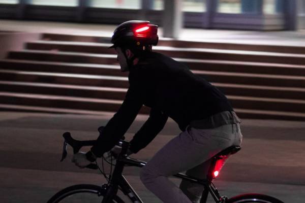 暗い夜道でも安全でストレスフリー、LEDライトを搭載した自転車用ヘルメット　LUMOS Ultraの人気カラー「Deep Blue Mix」を5月31日再入荷