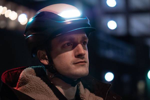 暗い夜道でも安全でストレスフリー、LEDライトを搭載した自転車用ヘルメット　LUMOS Ultraの人気カラー「Deep Blue Mix」を5月31日再入荷