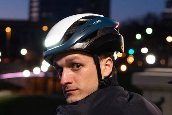 暗い夜道でも安全でストレスフリー、LEDライトを搭載した自転車用ヘルメット　LUMOS Ultraの人気カラー「Deep Blue Mix」を5月31日再入荷