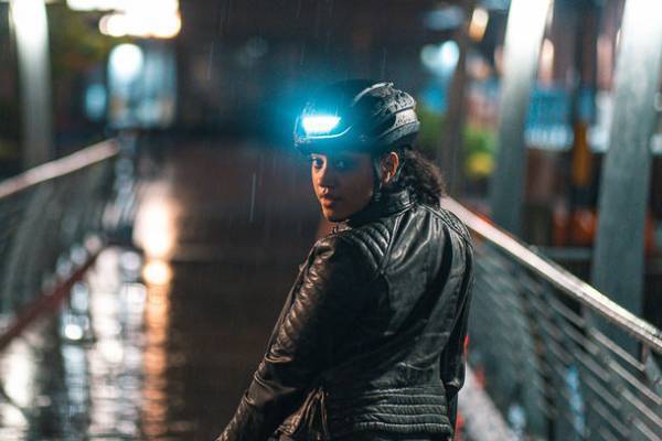 暗い夜道でも安全でストレスフリー、LEDライトを搭載した自転車用ヘルメット　LUMOS Ultraの人気カラー「Deep Blue Mix」を5月31日再入荷