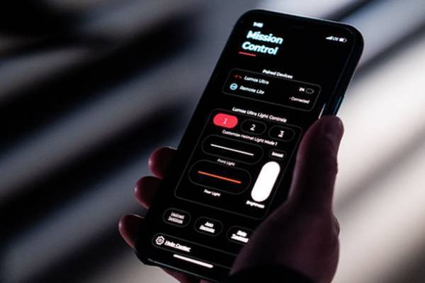 暗い夜道でも安全でストレスフリー、LEDライトを搭載した自転車用ヘルメット　LUMOS Ultraの人気カラー「Deep Blue Mix」を5月31日再入荷