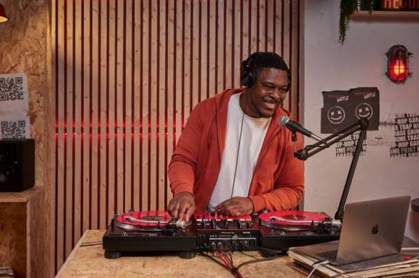 本格的なバトルDJスタイルの演奏を始めたい方に最適なグロスレッドカラーのSerato DJ Pro対応2ch DJミキサー「DJM-S5」が登場