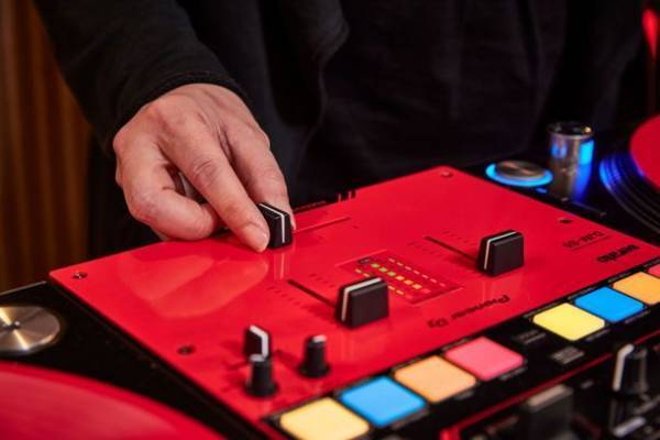 本格的なバトルDJスタイルの演奏を始めたい方に最適なグロスレッドカラーのSerato DJ Pro対応2ch DJミキサー「DJM-S5」が登場