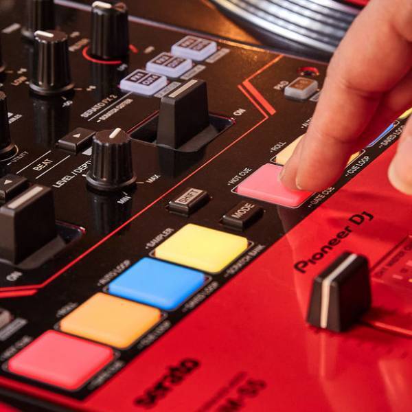 本格的なバトルDJスタイルの演奏を始めたい方に最適なグロスレッドカラーのSerato DJ Pro対応2ch DJミキサー「DJM-S5」が登場