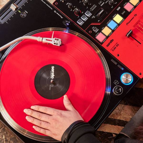 本格的なバトルDJスタイルの演奏を始めたい方に最適なグロスレッドカラーのSerato DJ Pro対応2ch DJミキサー「DJM-S5」が登場
