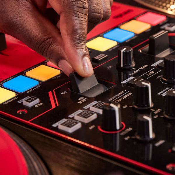 本格的なバトルDJスタイルの演奏を始めたい方に最適なグロスレッドカラーのSerato DJ Pro対応2ch DJミキサー「DJM-S5」が登場