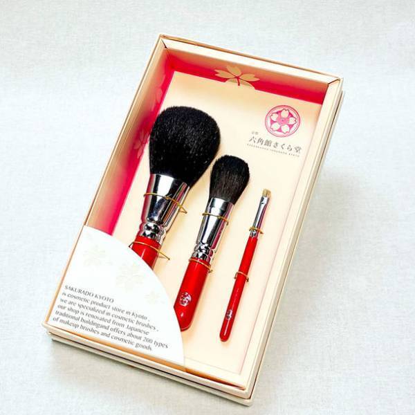 ギフト箱の中で扇型に広がる化粧筆が華やか！特別な贈り物に最適なメイクブラシセット　オンラインストアにて販売中