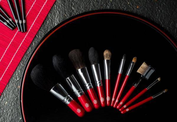 ギフト箱の中で扇型に広がる化粧筆が華やか！特別な贈り物に最適なメイクブラシセット　オンラインストアにて販売中