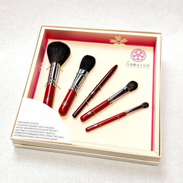 ギフト箱の中で扇型に広がる化粧筆が華やか！特別な贈り物に最適なメイクブラシセット　オンラインストアにて販売中