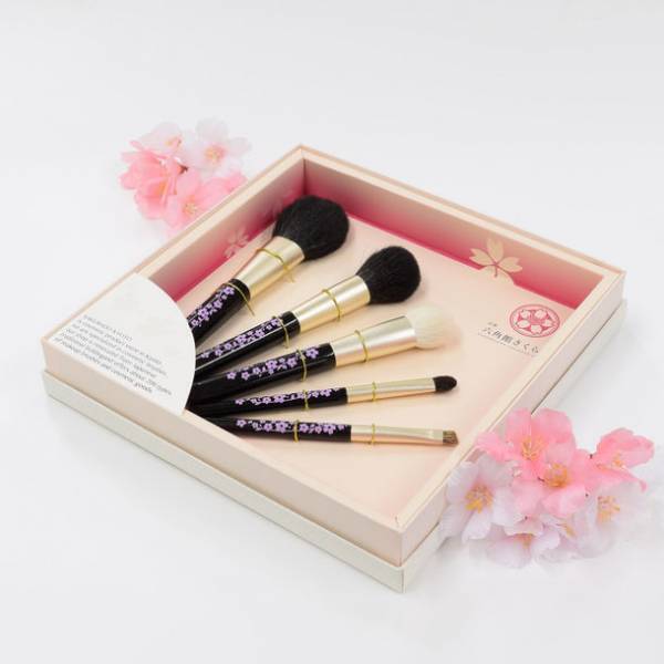 ギフト箱の中で扇型に広がる化粧筆が華やか！特別な贈り物に最適なメイクブラシセット　オンラインストアにて販売中