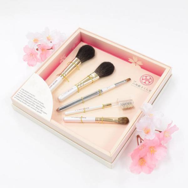 ギフト箱の中で扇型に広がる化粧筆が華やか！特別な贈り物に最適なメイクブラシセット　オンラインストアにて販売中