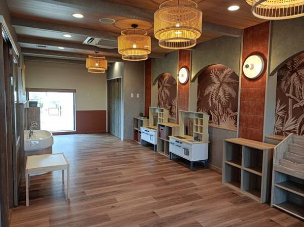 memorytree保育園、仕事終わりにそのままお出かけできるおしゃれな保育士の制服を導入開始！