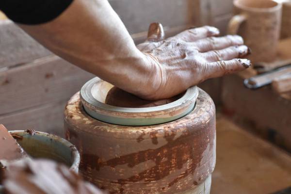 高級料亭で使用される器を家庭でも　希少価値の高い赤土を使用し、職人が手造りで仕上げた見谷陶器オリジナルブランド『温土(おんど)』が誕生　～6月1日(水)より見谷陶器楽天市場店にて発売～