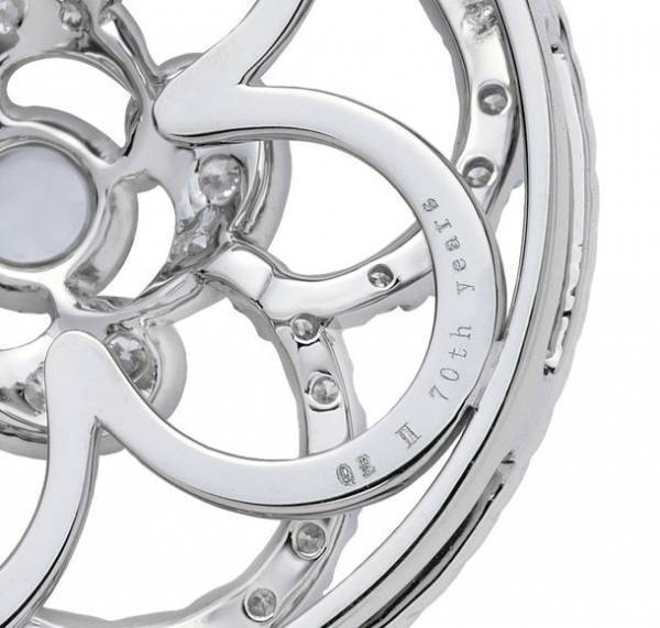 「クイーン・オブ・ダイヤモンド」モニッケンダムから、エリザベス女王即位70周年を記念して、『プラチナ・ジュビリー・セレブレーション ネックレス』(限定テディベア付)を70点限定販売！