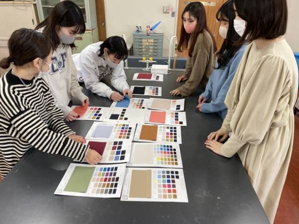 流行を支えるZ世代の目線で伝統を変える　老舗バッグメーカー 株式会社岩佐と武庫川女子大学・池田ゼミとのNew Tradition(新しい伝統)プロジェクト