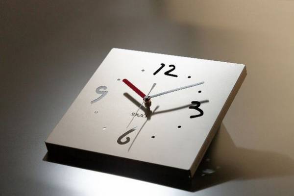 部品塗装を専門とする町工場の塗装職人が仕上げる　プレゼントに特化した掛時計・置時計を新発売