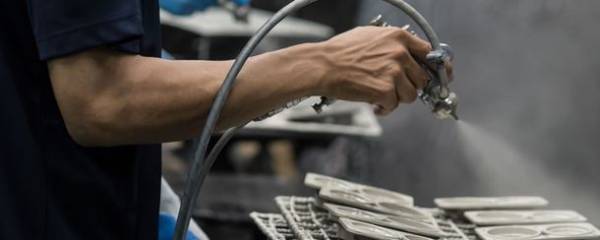 部品塗装を専門とする町工場の塗装職人が仕上げる　プレゼントに特化した掛時計・置時計を新発売