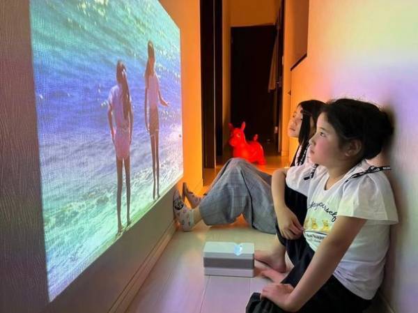 壁から45cmの距離で100インチの大画面投影！消費電力は85インチテレビの約17％　地球にも暮らしにもやさしいプロジェクター「VE.Croce」がMakuakeプロジェクトにて目標金額の700％を突破