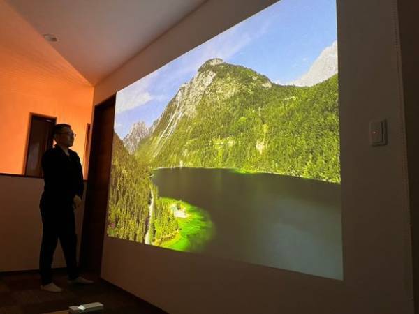 壁から45cmの距離で100インチの大画面投影！消費電力は85インチテレビの約17％　地球にも暮らしにもやさしいプロジェクター「VE.Croce」がMakuakeプロジェクトにて目標金額の700％を突破