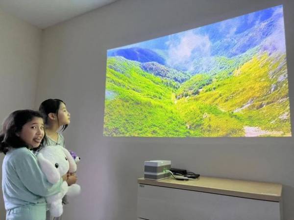 壁から45cmの距離で100インチの大画面投影！消費電力は85インチテレビの約17％　地球にも暮らしにもやさしいプロジェクター「VE.Croce」がMakuakeプロジェクトにて目標金額の700％を突破