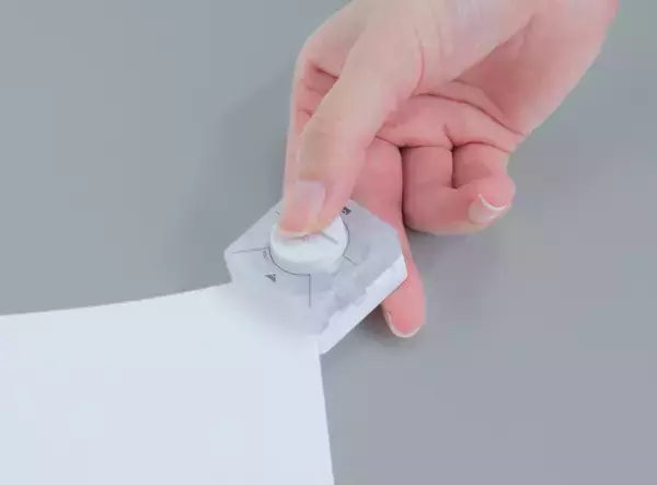 目的のページに1秒スキップ！ノートや手帳のインデックス作成にも便利な見出しが作れるパンチ『ツメカケ』を6月中旬に発売