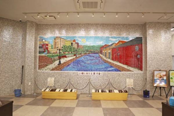 2022年4月十勝の美味しさたずさえて小樽に新店舗「オタルト」初出店！オタルト店でしか味わえない限定スイーツが充実！幸運のガラスタイル画や、本物そっくりの三方六ベンチなど見所も満載！