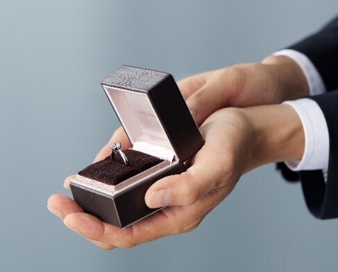 プロポーズの際、婚約指輪を「1人」で選んだ率は40.7%！1人で婚約指輪を選ぶ理由は!?～時代変化の中でも変わらぬ、"箱パカ“への憧れ実態が明らかに～